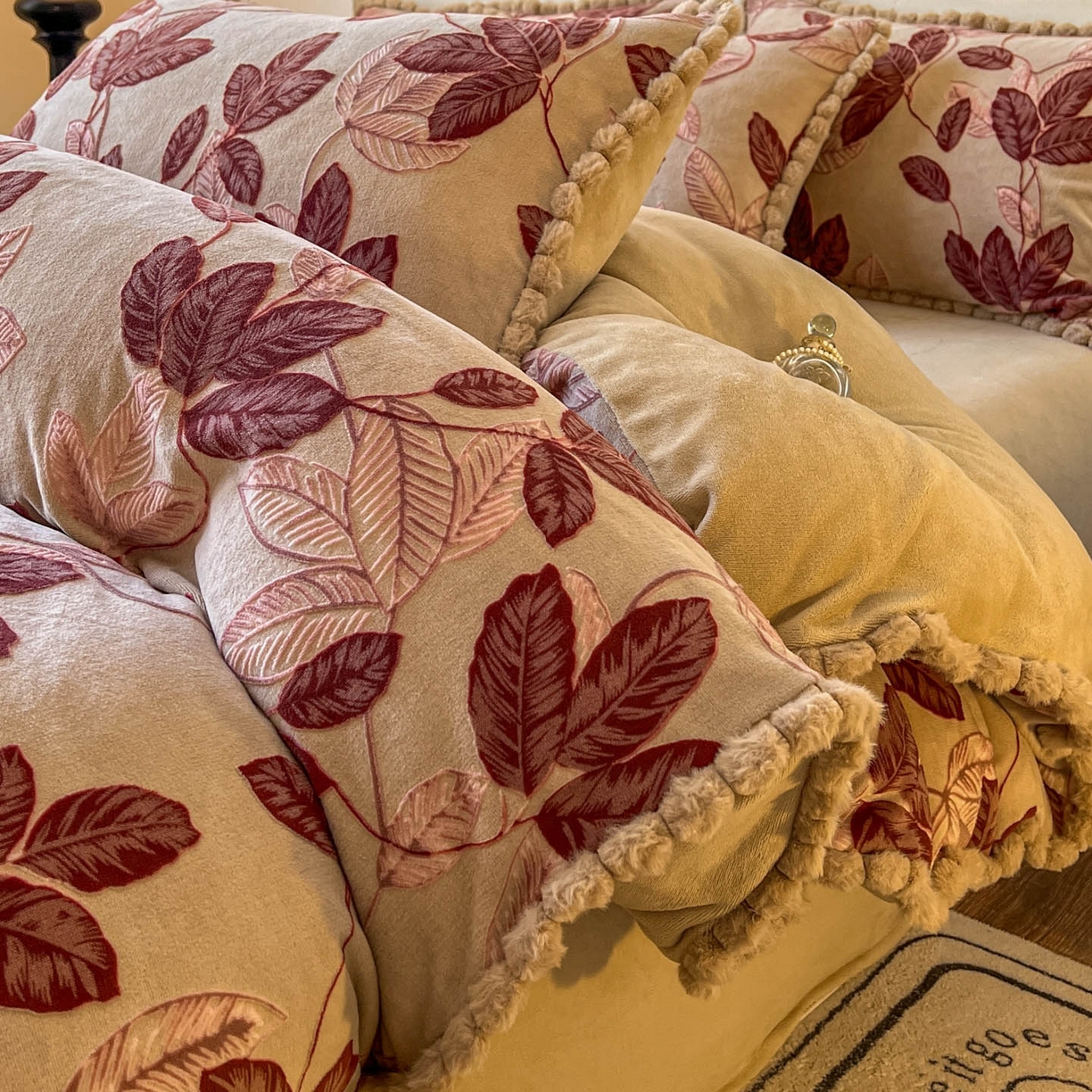 91家纺网 家纺一手货源 找家纺 春光里 2025新款立体雕花绒球球四件套 叶繁