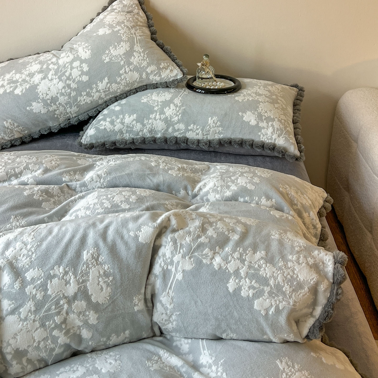 91家纺网 家纺一手货源 找家纺 春光里 2025新款立体雕花绒球球四件套 素韵