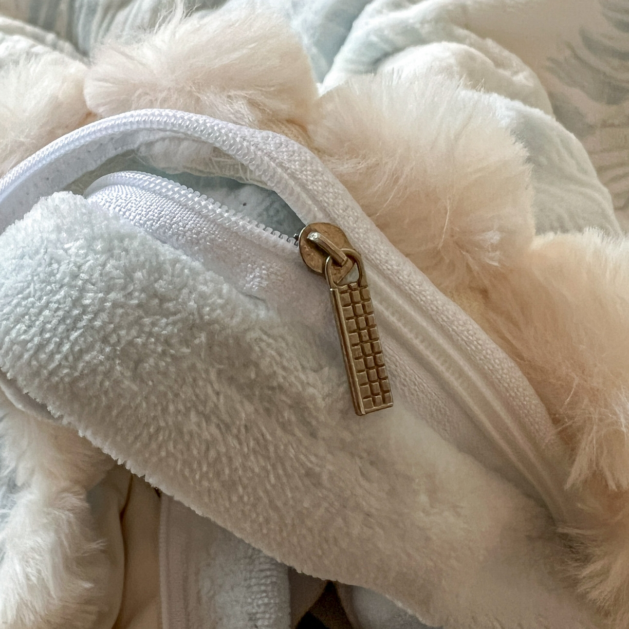 91家纺网 家纺一手货源 找家纺 春光里 2025新款立体雕花绒球球四件套 慕叶