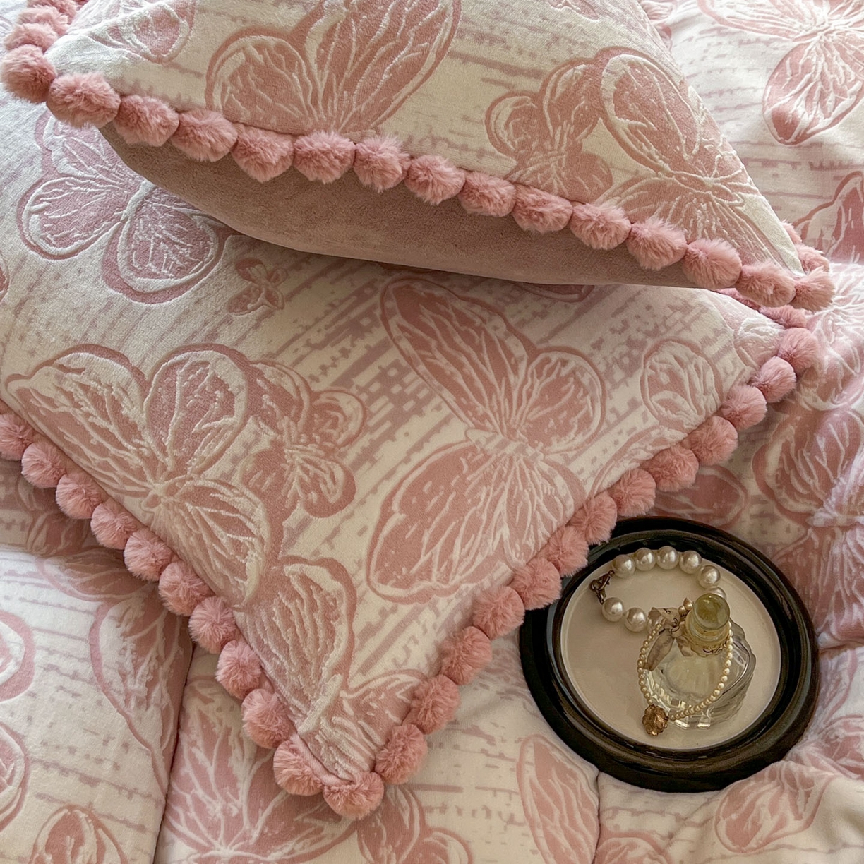 91家纺网 家纺一手货源 找家纺 春光里 2025新款立体雕花绒球球四件套 花恋