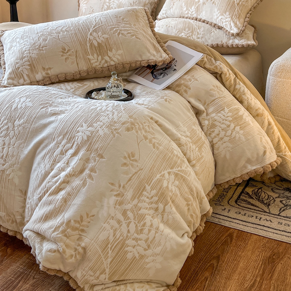 91家纺网 家纺一手货源 找家纺 春光里 2025新款立体雕花绒球球四件套 罗曼蒂