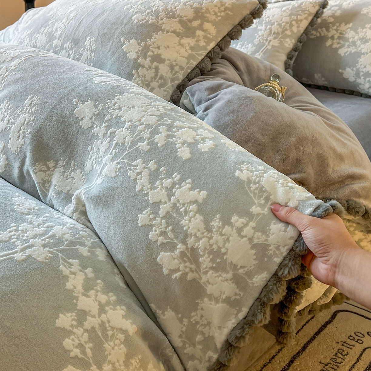 春光里 2025新款立体雕花绒球球四件套 素韵