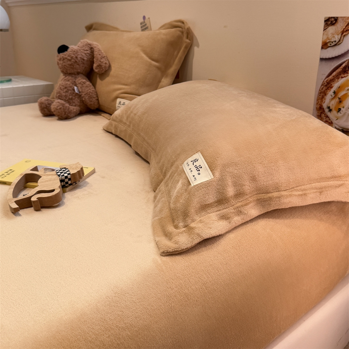 91家纺网 家纺一手货源 找家纺 857家居 2025新款高克重牛奶绒床单床笠系列 良品-巧克力色