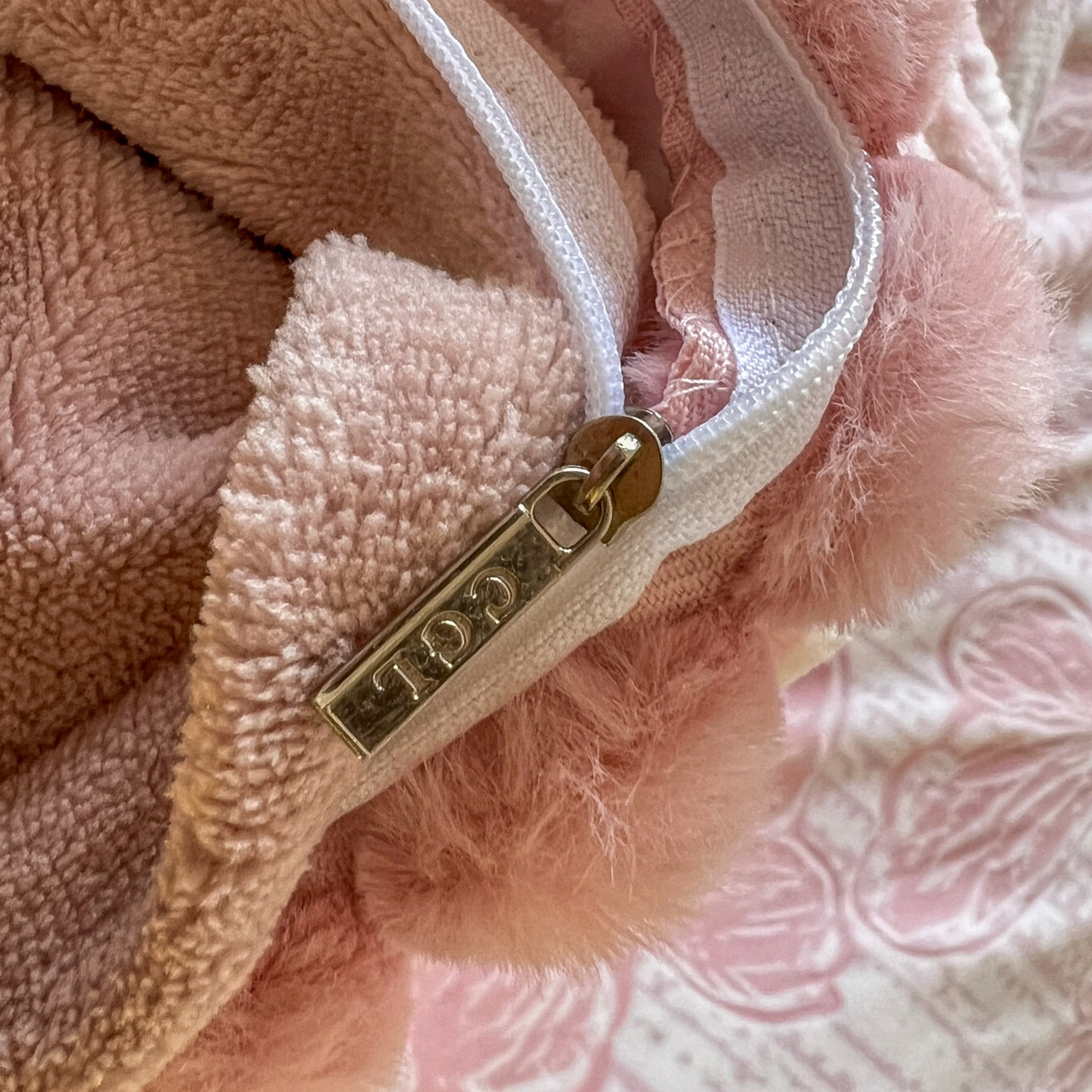 91家纺网 家纺一手货源 找家纺 春光里 2025新款立体雕花绒球球四件套 花恋