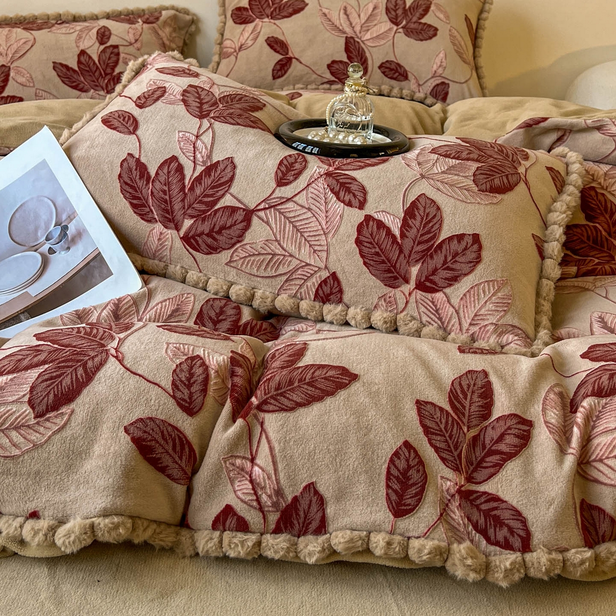 91家纺网 家纺一手货源 找家纺 春光里 2025新款立体雕花绒球球四件套 叶繁