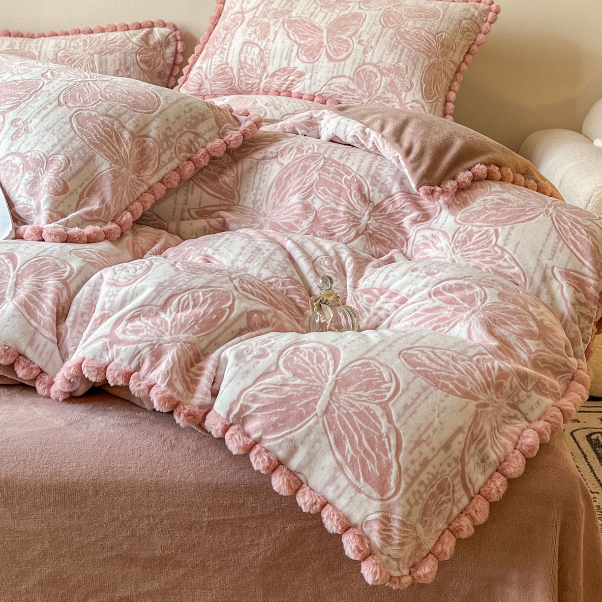 91家纺网 家纺一手货源 找家纺 春光里 2025新款立体雕花绒球球四件套 花恋