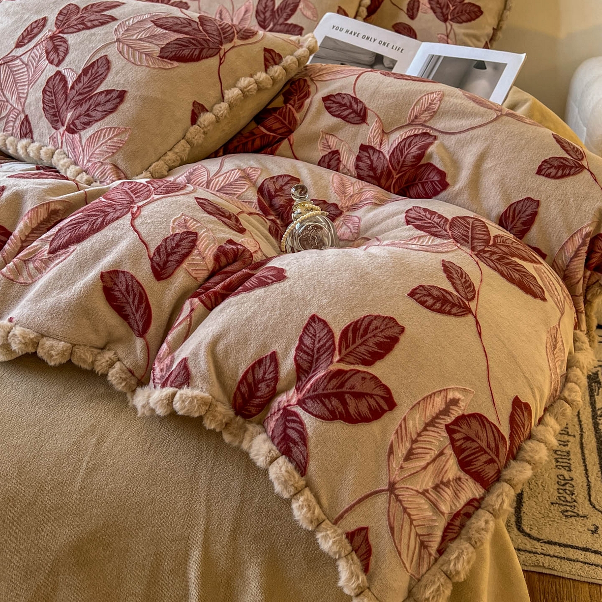 91家纺网 家纺一手货源 找家纺 春光里 2025新款立体雕花绒球球四件套 叶繁