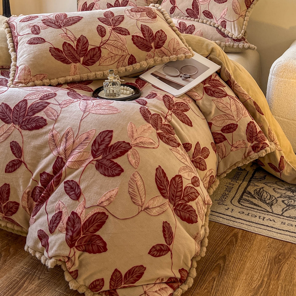 91家纺网 家纺一手货源 找家纺 春光里 2025新款立体雕花绒球球四件套 叶繁