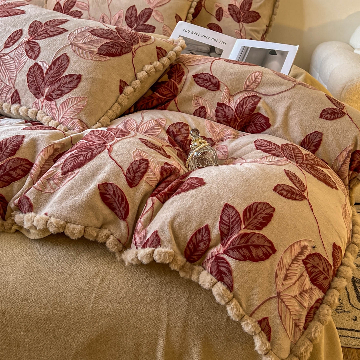 91家纺网 家纺一手货源 找家纺 春光里 2025新款立体雕花绒球球四件套 叶繁