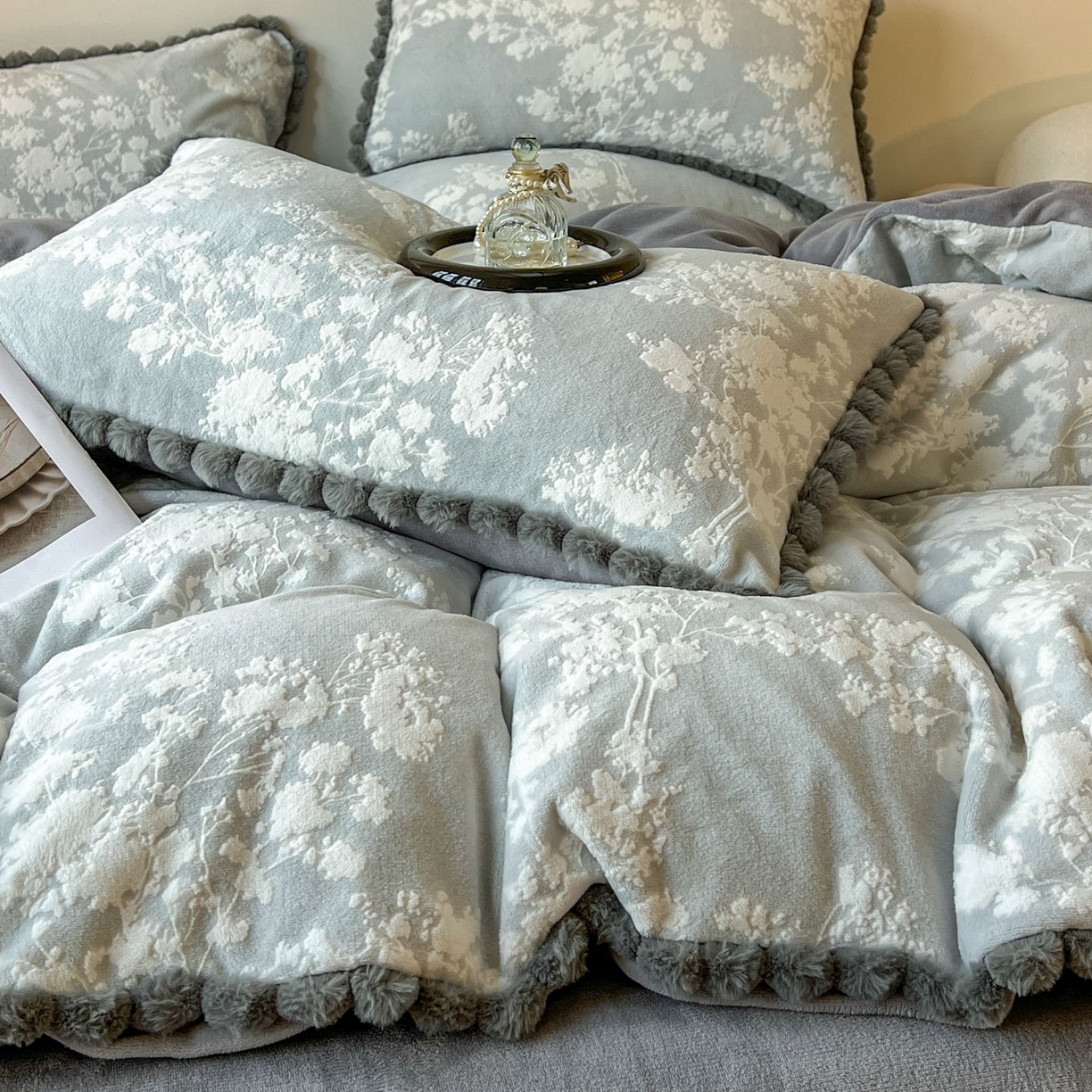 91家纺网 家纺一手货源 找家纺 春光里 2025新款立体雕花绒球球四件套 素韵