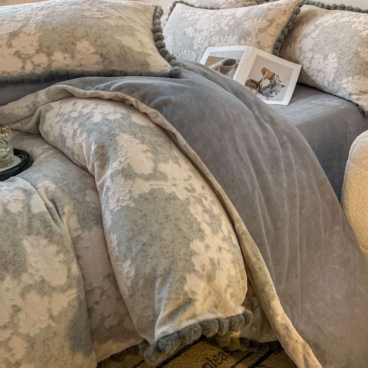 91家纺网 家纺一手货源 找家纺 春光里 2025新款立体雕花绒球球四件套 画意枝头