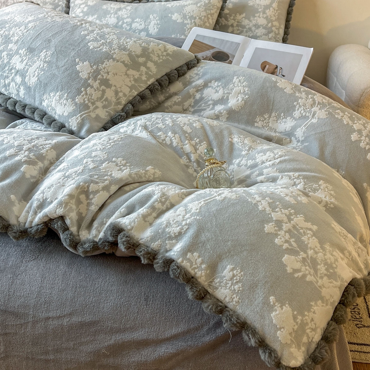 91家纺网 家纺一手货源 找家纺 春光里 2025新款立体雕花绒球球四件套 素韵