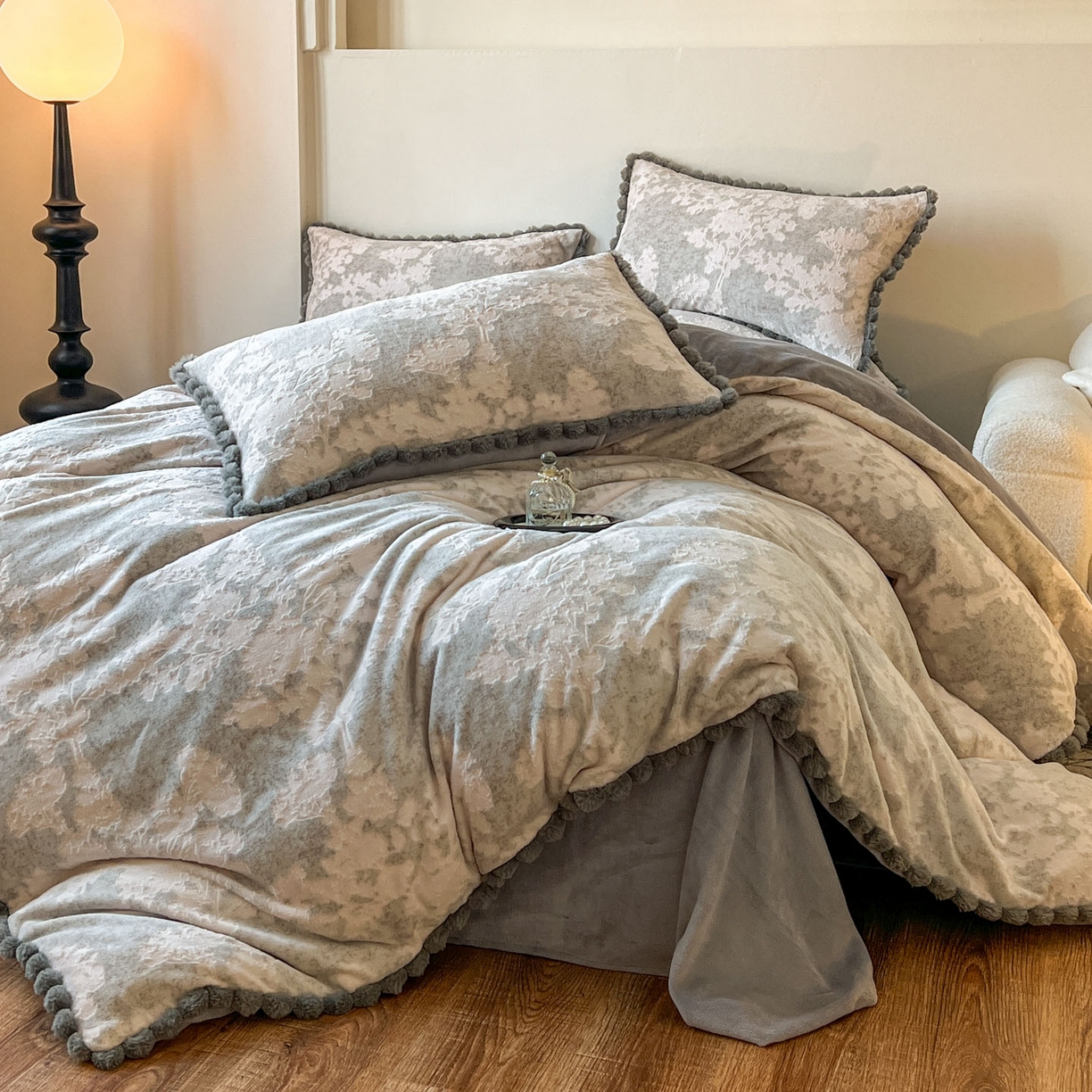 91家纺网 家纺一手货源 找家纺 春光里 2025新款立体雕花绒球球四件套 画意枝头