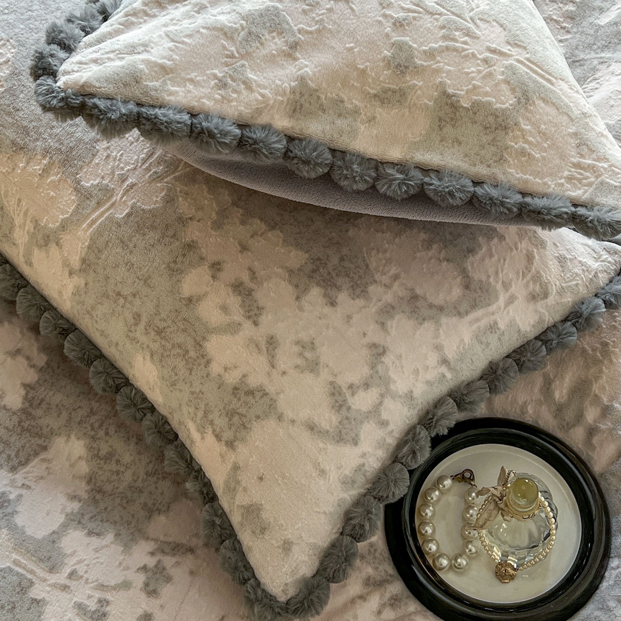 91家纺网 家纺一手货源 找家纺 春光里 2025新款立体雕花绒球球四件套 画意枝头