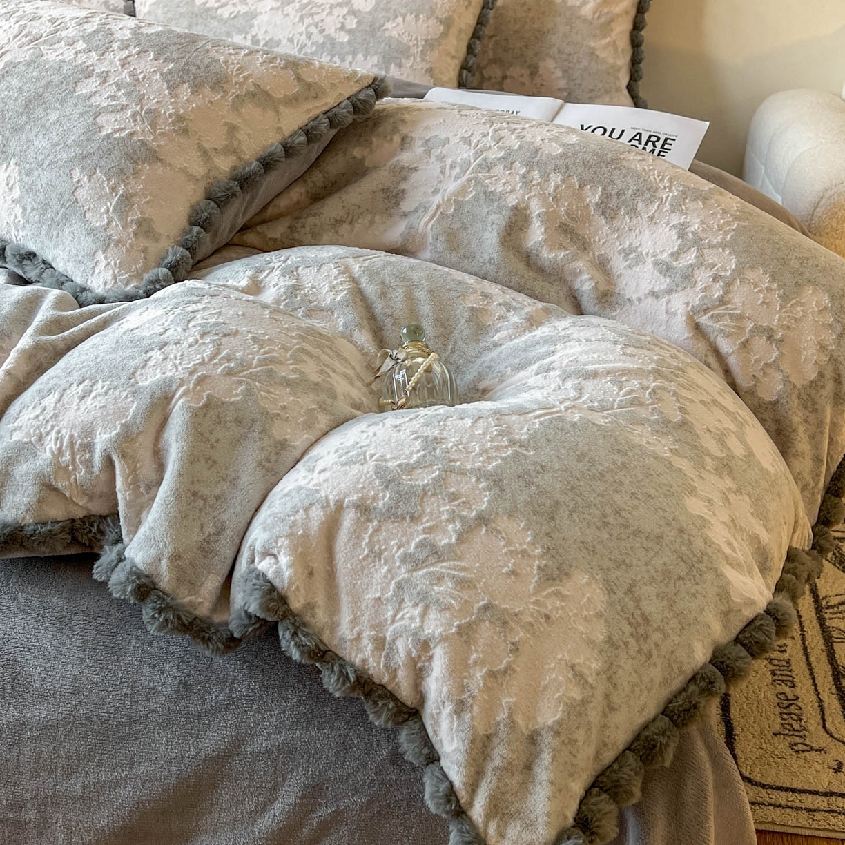 91家纺网 家纺一手货源 找家纺 春光里 2025新款立体雕花绒球球四件套 画意枝头