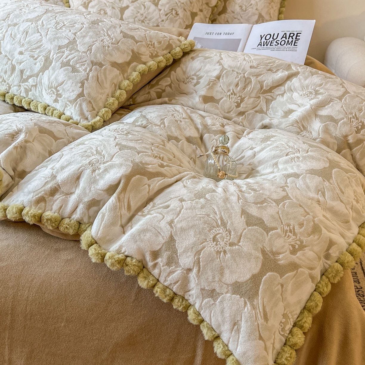 91家纺网 家纺一手货源 找家纺 春光里 2025新款立体雕花绒球球四件套 晨曦