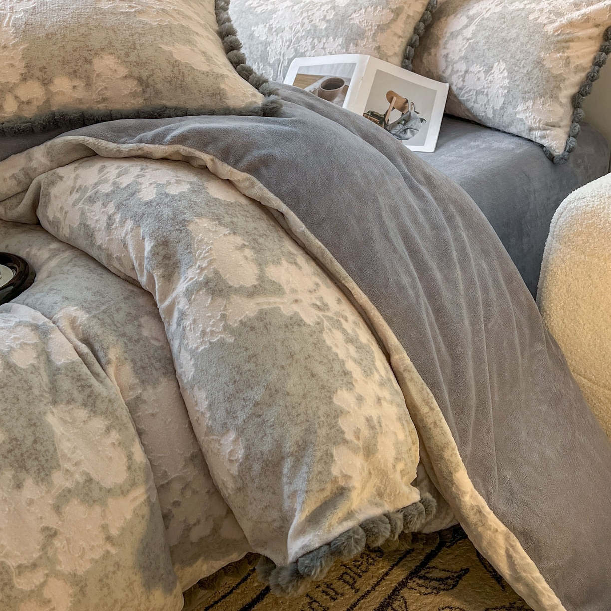 91家纺网 家纺一手货源 找家纺 春光里 2025新款立体雕花绒球球四件套 画意枝头