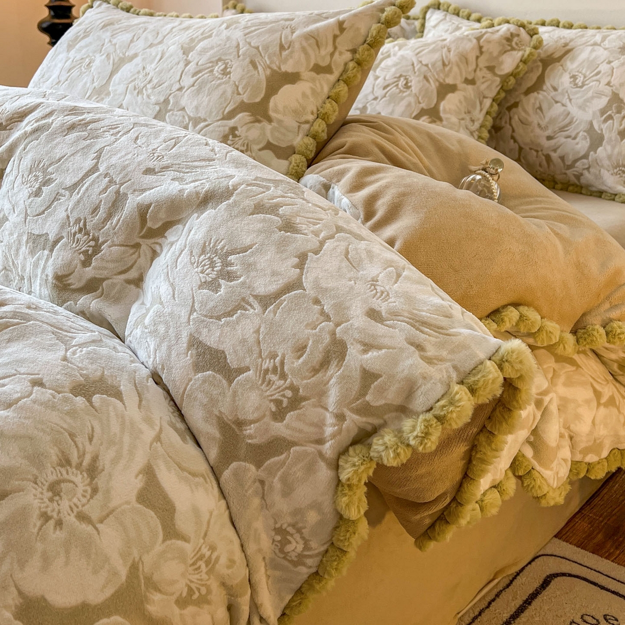 91家纺网 家纺一手货源 找家纺 春光里 2025新款立体雕花绒球球四件套 晨曦