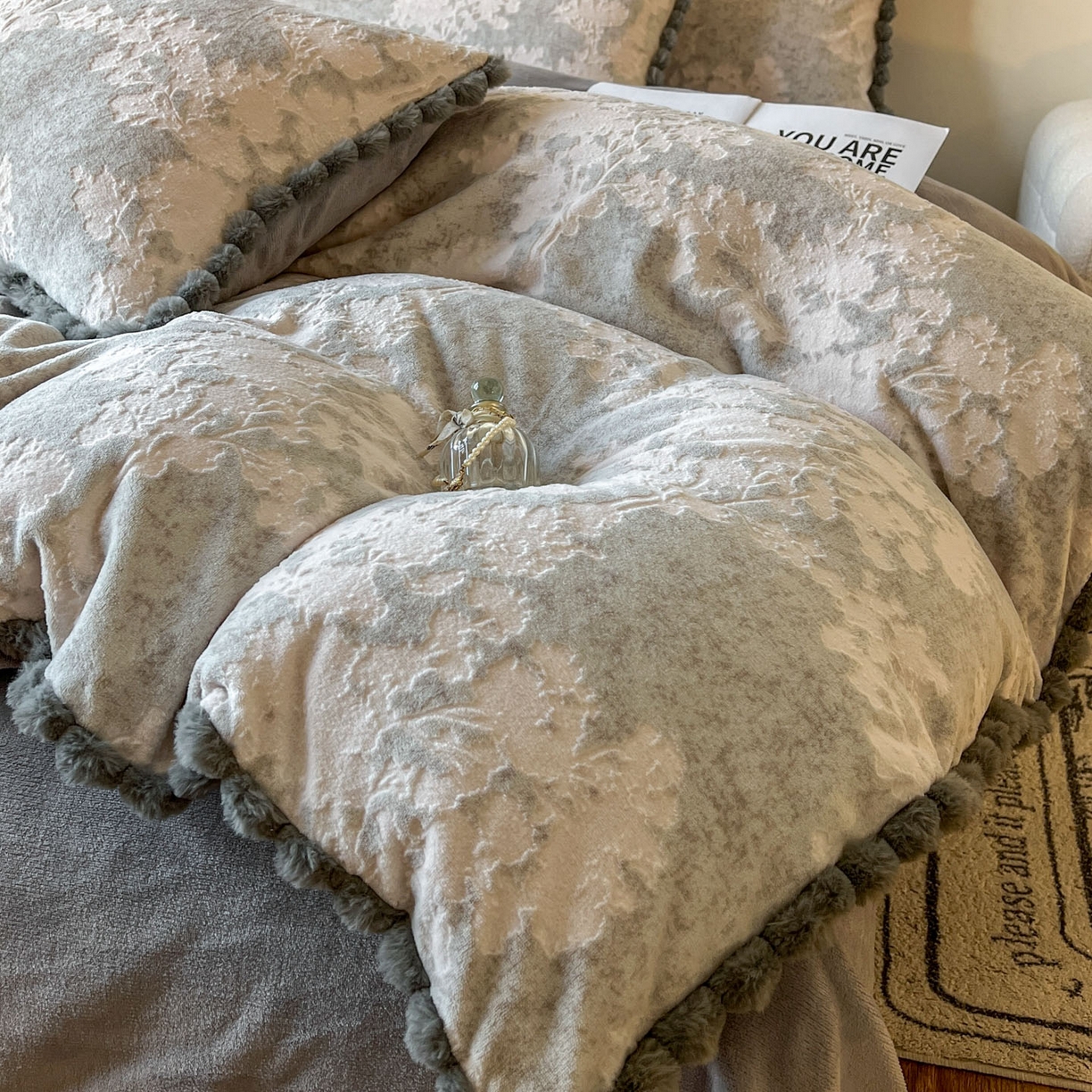 91家纺网 家纺一手货源 找家纺 春光里 2025新款立体雕花绒球球四件套 画意枝头