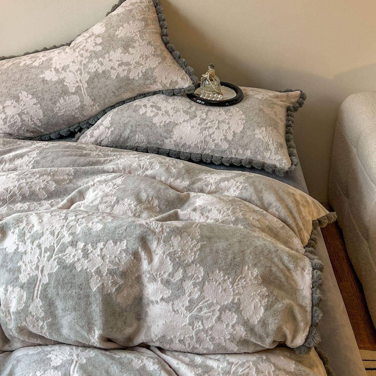 91家纺网 家纺一手货源 找家纺 春光里 2025新款立体雕花绒球球四件套 画意枝头