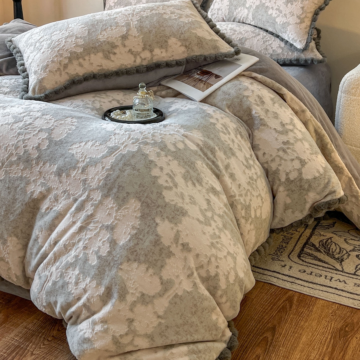 91家纺网 家纺一手货源 找家纺 春光里 2025新款立体雕花绒球球四件套 画意枝头