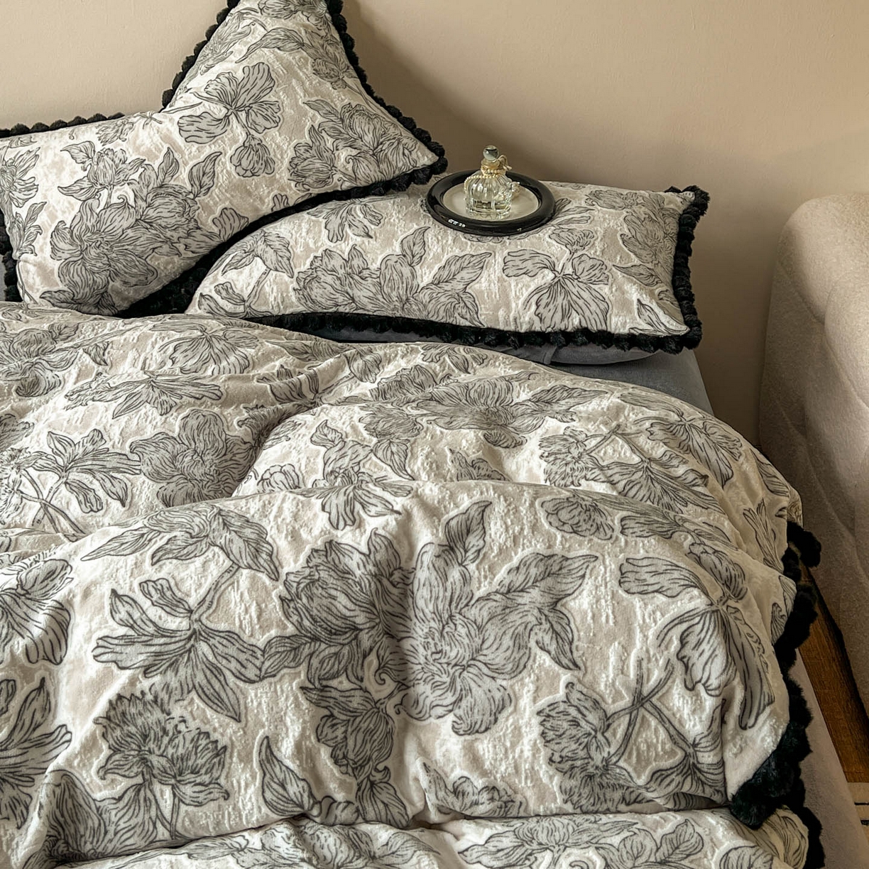 91家纺网 家纺一手货源 找家纺 春光里 2025新款立体雕花绒球球四件套 卢浮花园