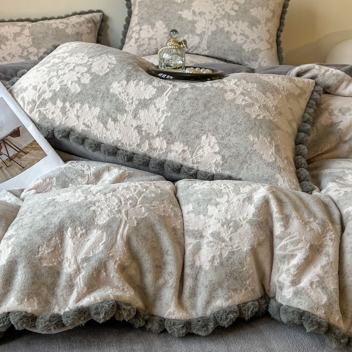 91家纺网 家纺一手货源 找家纺 春光里 2025新款立体雕花绒球球四件套 画意枝头