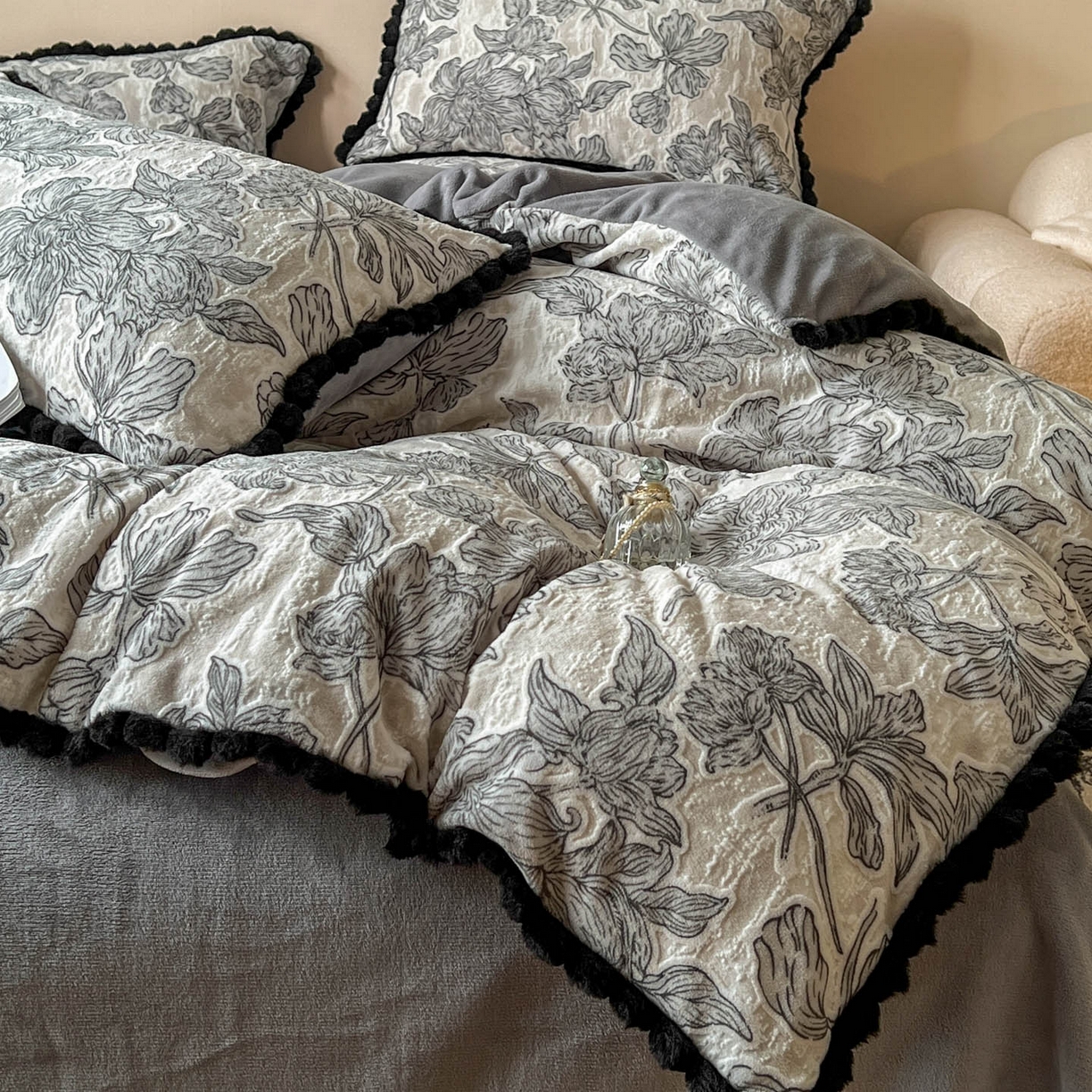 91家纺网 家纺一手货源 找家纺 春光里 2025新款立体雕花绒球球四件套 卢浮花园