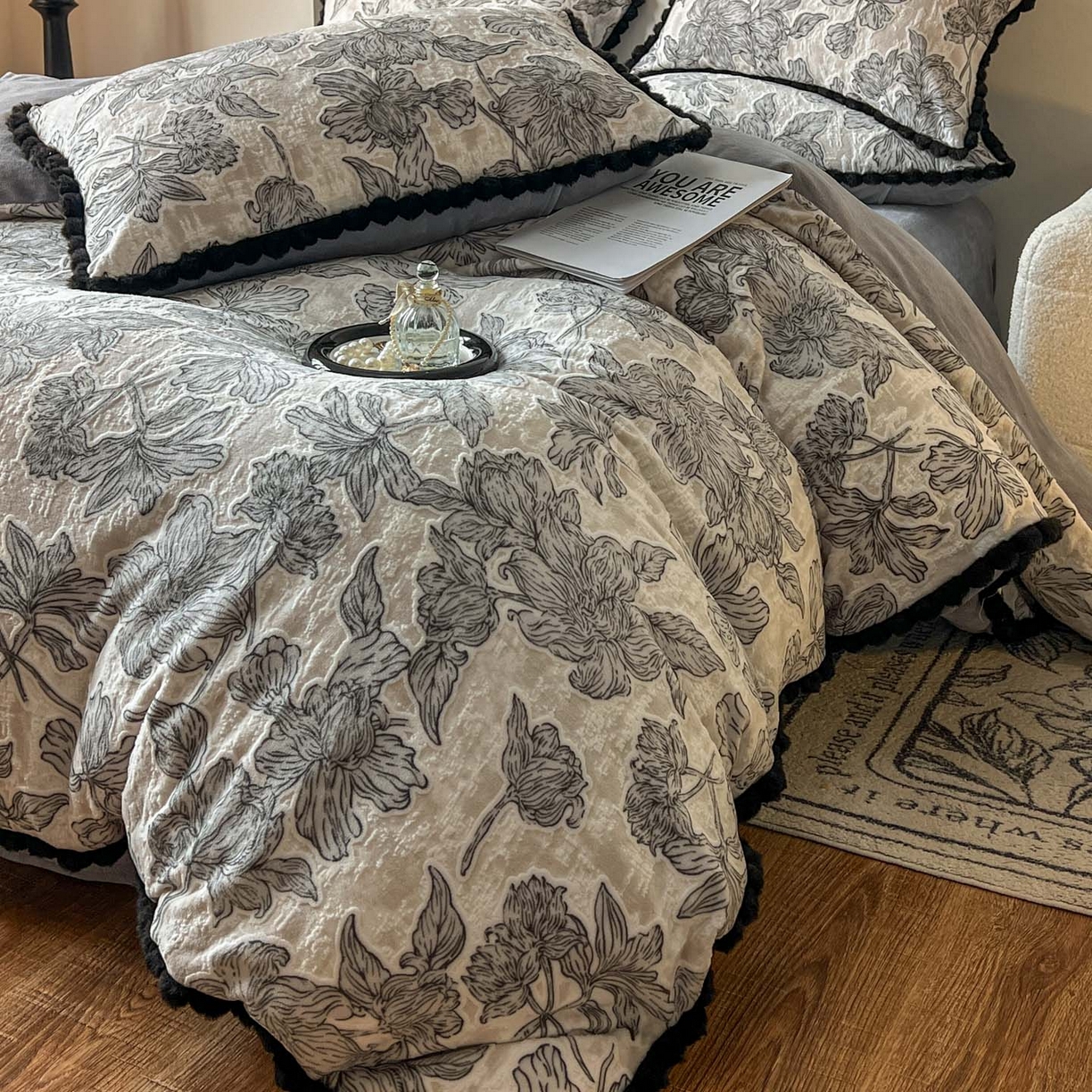 91家纺网 家纺一手货源 找家纺 春光里 2025新款立体雕花绒球球四件套 卢浮花园