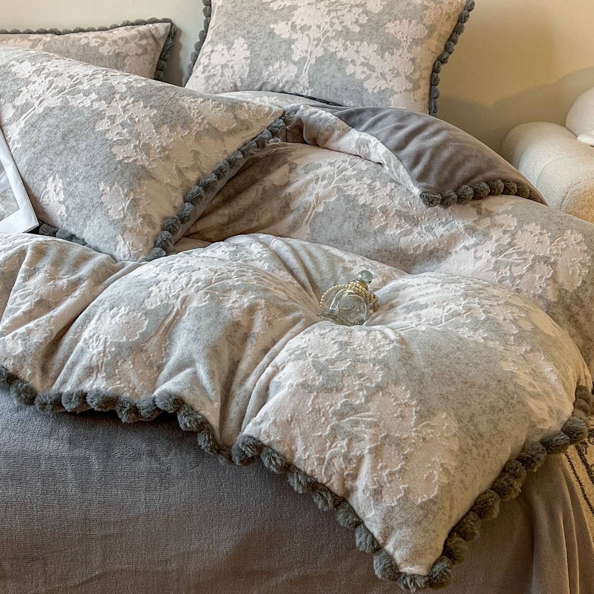 91家纺网 家纺一手货源 找家纺 春光里 2025新款立体雕花绒球球四件套 画意枝头