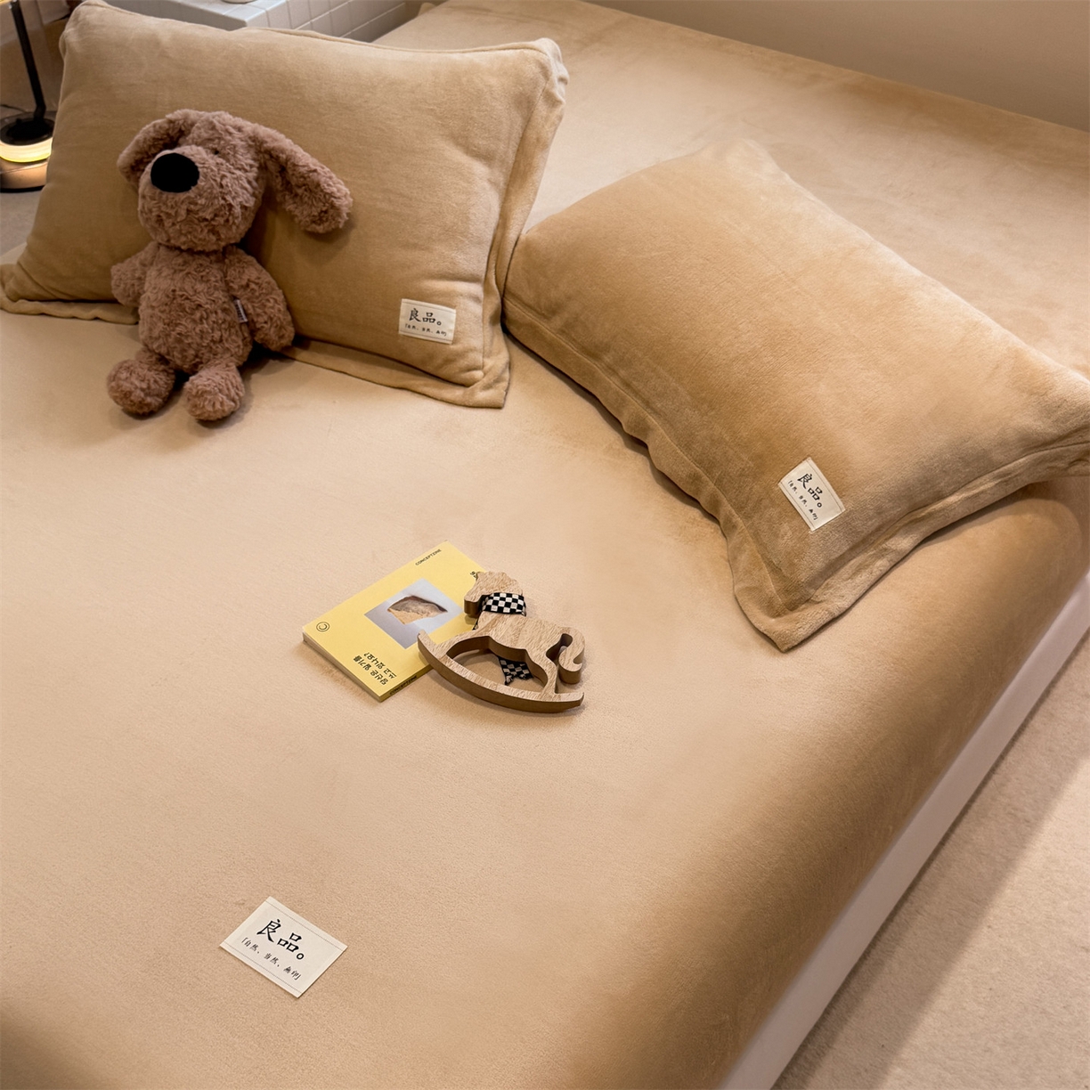 91家纺网 家纺一手货源 找家纺 857家居 2025新款高克重牛奶绒床单床笠系列 良品-巧克力色