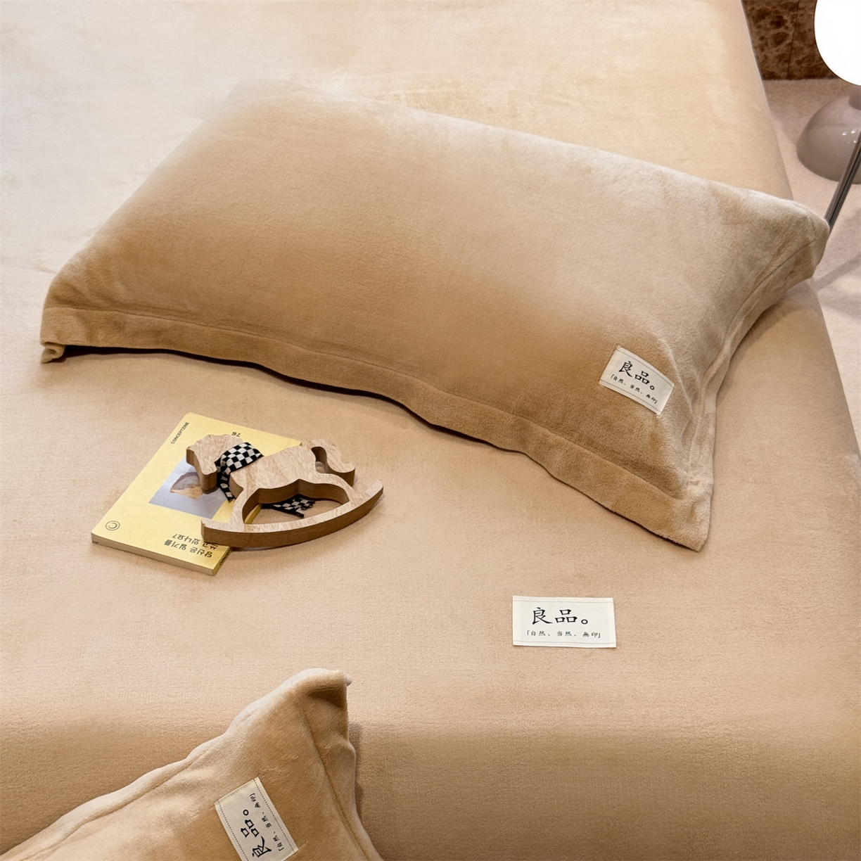 91家纺网 家纺一手货源 找家纺 857家居 2025新款高克重牛奶绒床单床笠系列 良品-巧克力色