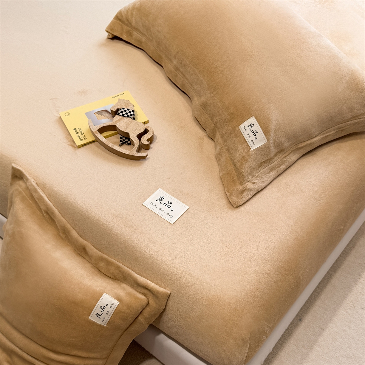 91家纺网 家纺一手货源 找家纺 857家居 2025新款高克重牛奶绒床单床笠系列 良品-巧克力色