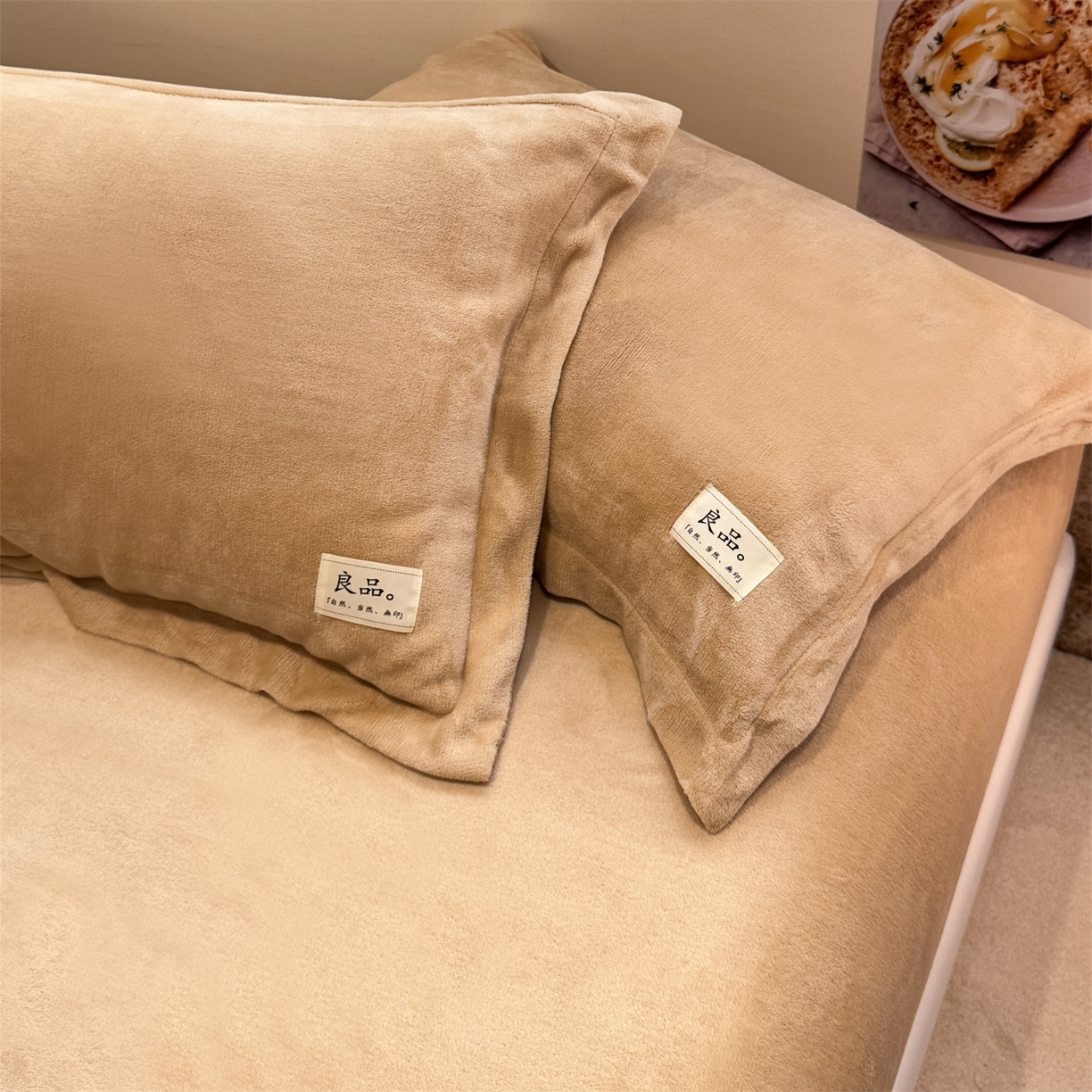 91家纺网 家纺一手货源 找家纺 857家居 2025新款高克重牛奶绒床单床笠系列 良品-巧克力色