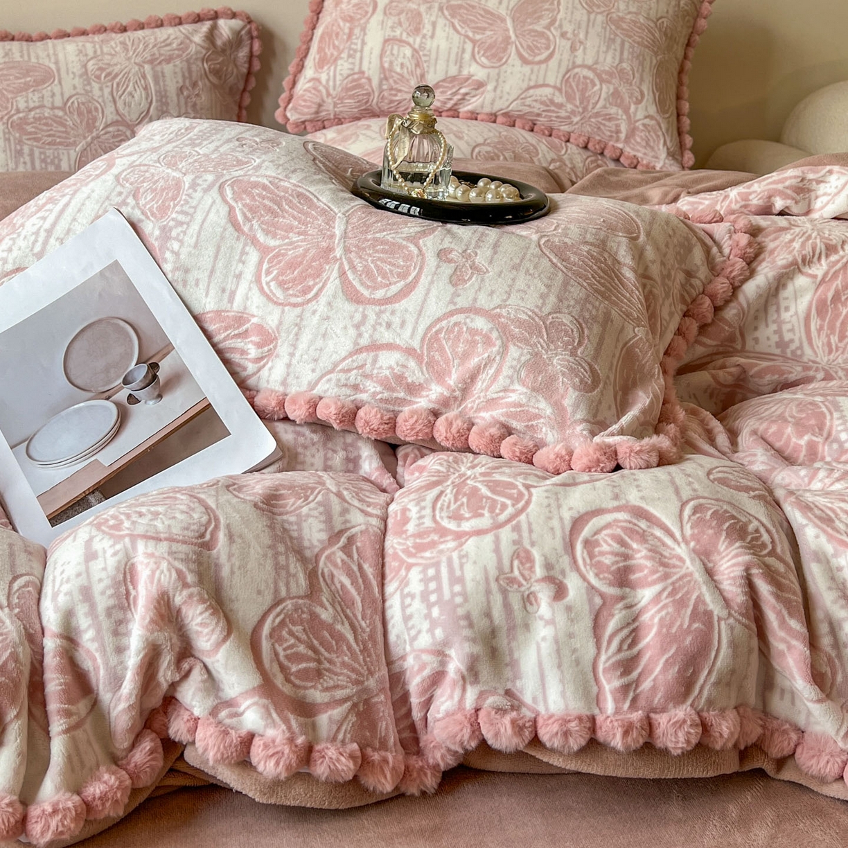 91家纺网 家纺一手货源 找家纺 春光里 2025新款立体雕花绒球球四件套 花恋