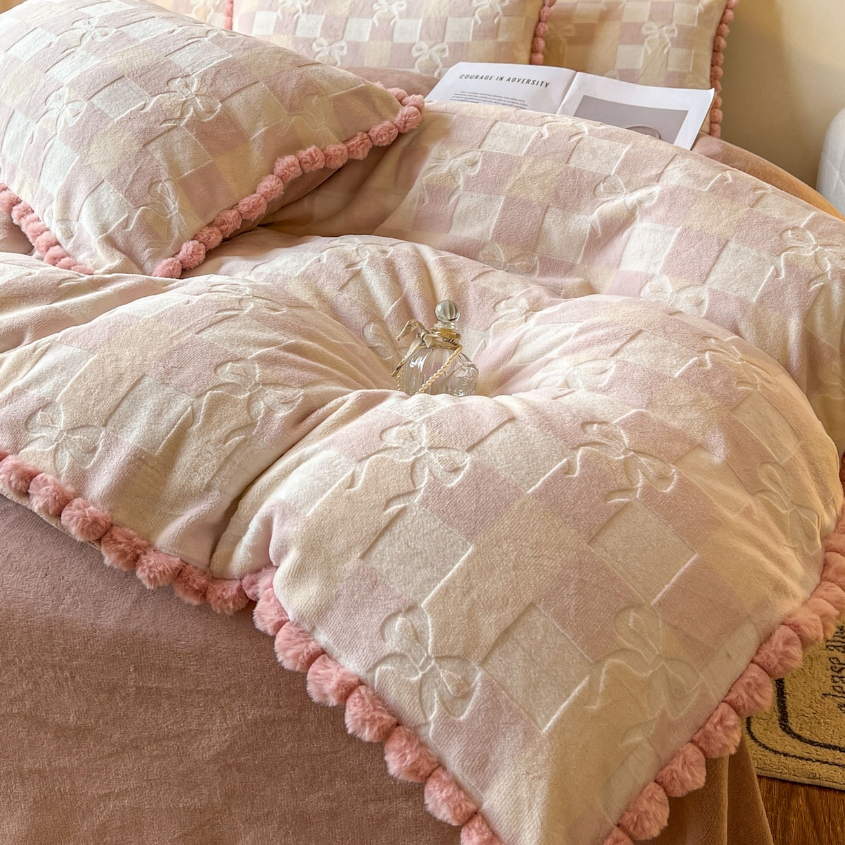 91家纺网 家纺一手货源 找家纺 春光里 2025新款立体雕花绒球球四件套 幻彩