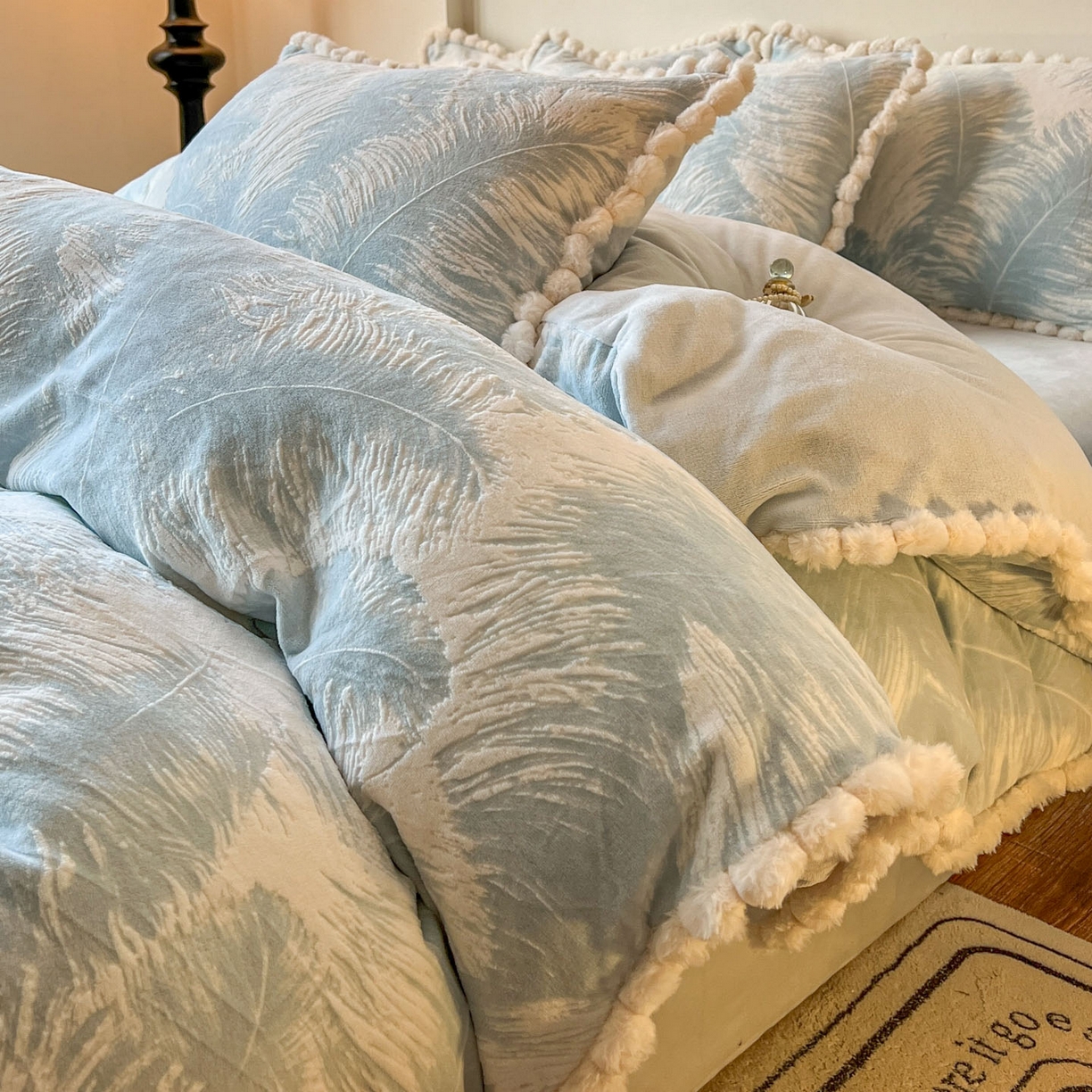 91家纺网 家纺一手货源 找家纺 春光里 2025新款立体雕花绒球球四件套 慕叶