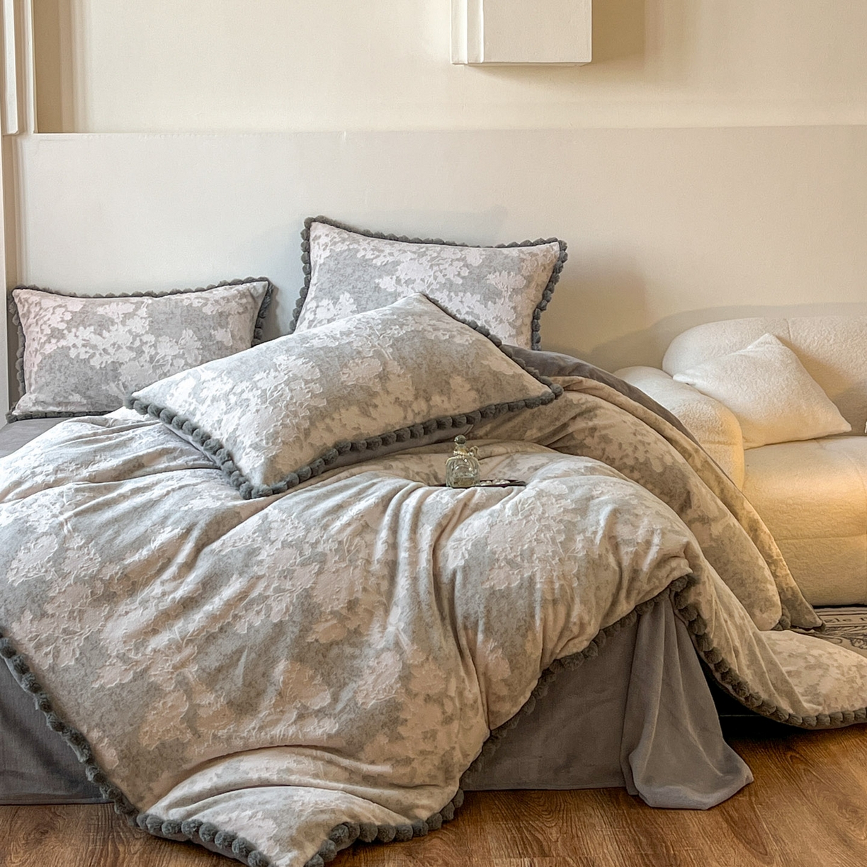 91家纺网 家纺一手货源 找家纺 春光里 2025新款立体雕花绒球球四件套 画意枝头