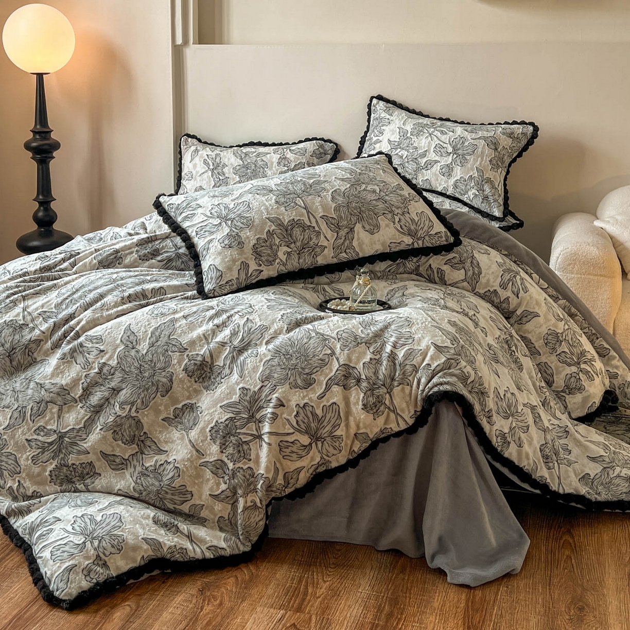 91家纺网 家纺一手货源 找家纺 春光里 2025新款立体雕花绒球球四件套 卢浮花园