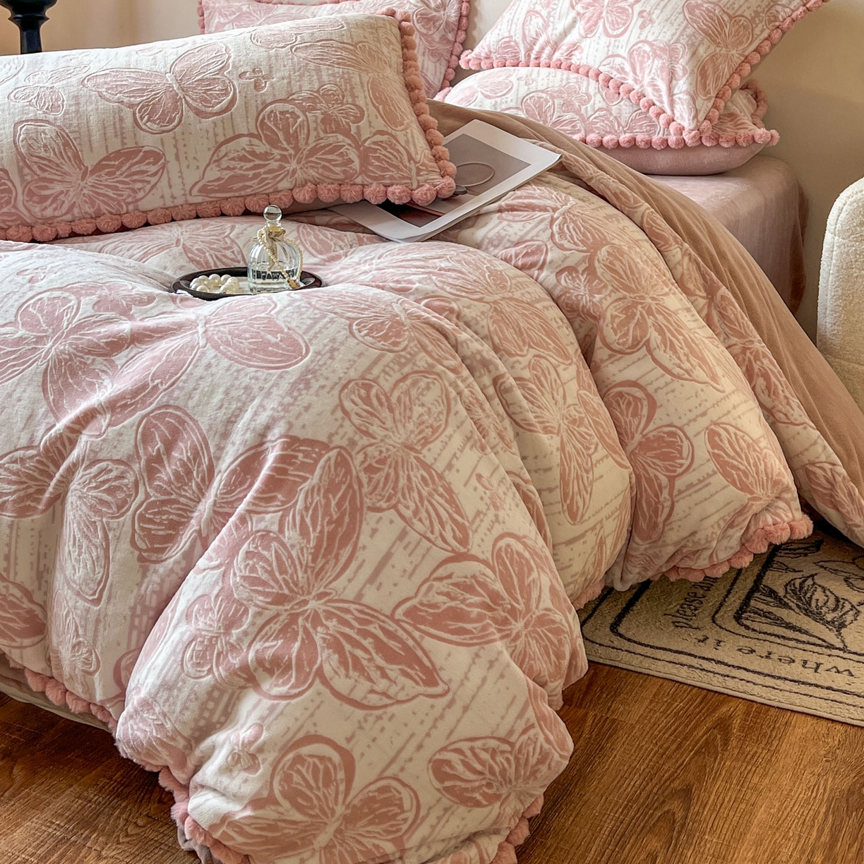 91家纺网 家纺一手货源 找家纺 春光里 2025新款立体雕花绒球球四件套 花恋