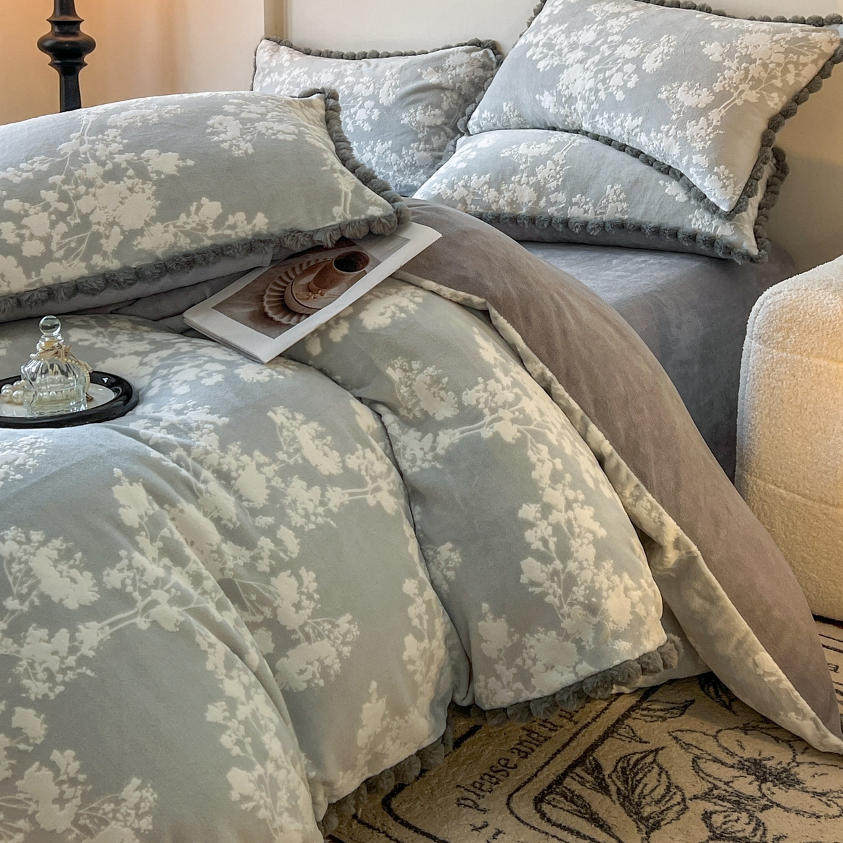 91家纺网 家纺一手货源 找家纺 春光里 2025新款立体雕花绒球球四件套 素韵