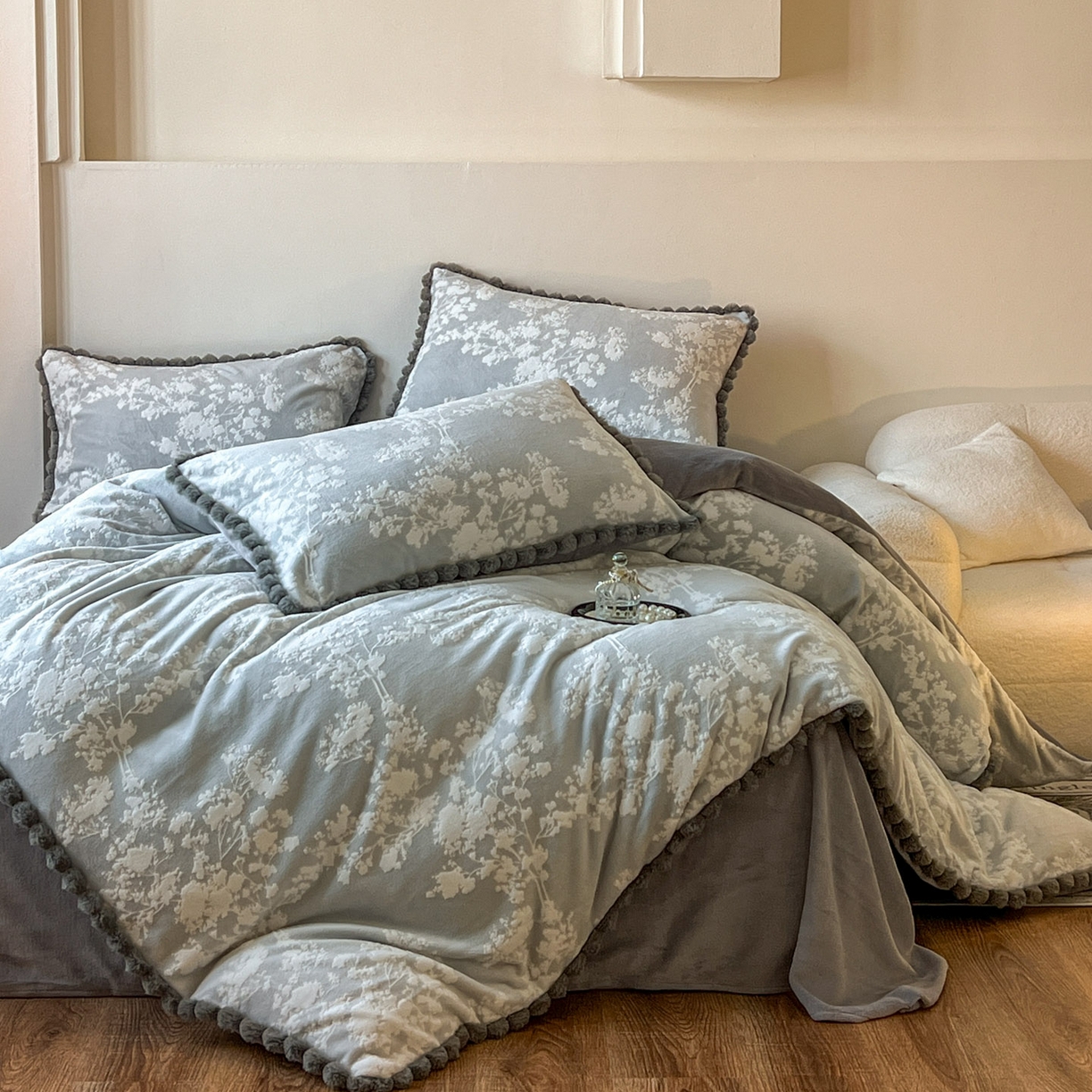 91家纺网 家纺一手货源 找家纺 春光里 2025新款立体雕花绒球球四件套 素韵