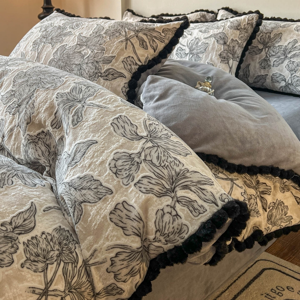 91家纺网 家纺一手货源 找家纺 春光里 2025新款立体雕花绒球球四件套 卢浮花园