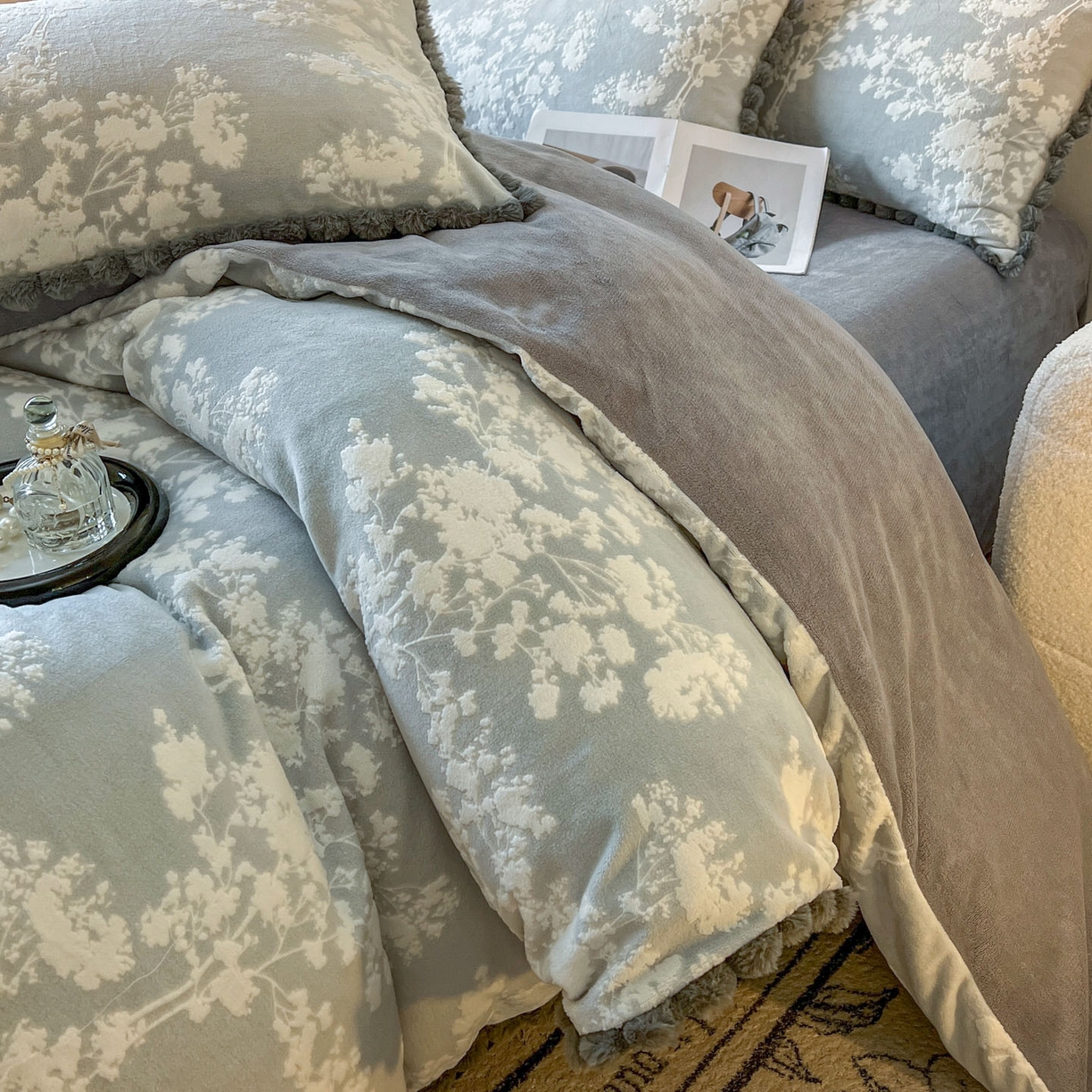 91家纺网 家纺一手货源 找家纺 春光里 2025新款立体雕花绒球球四件套 素韵