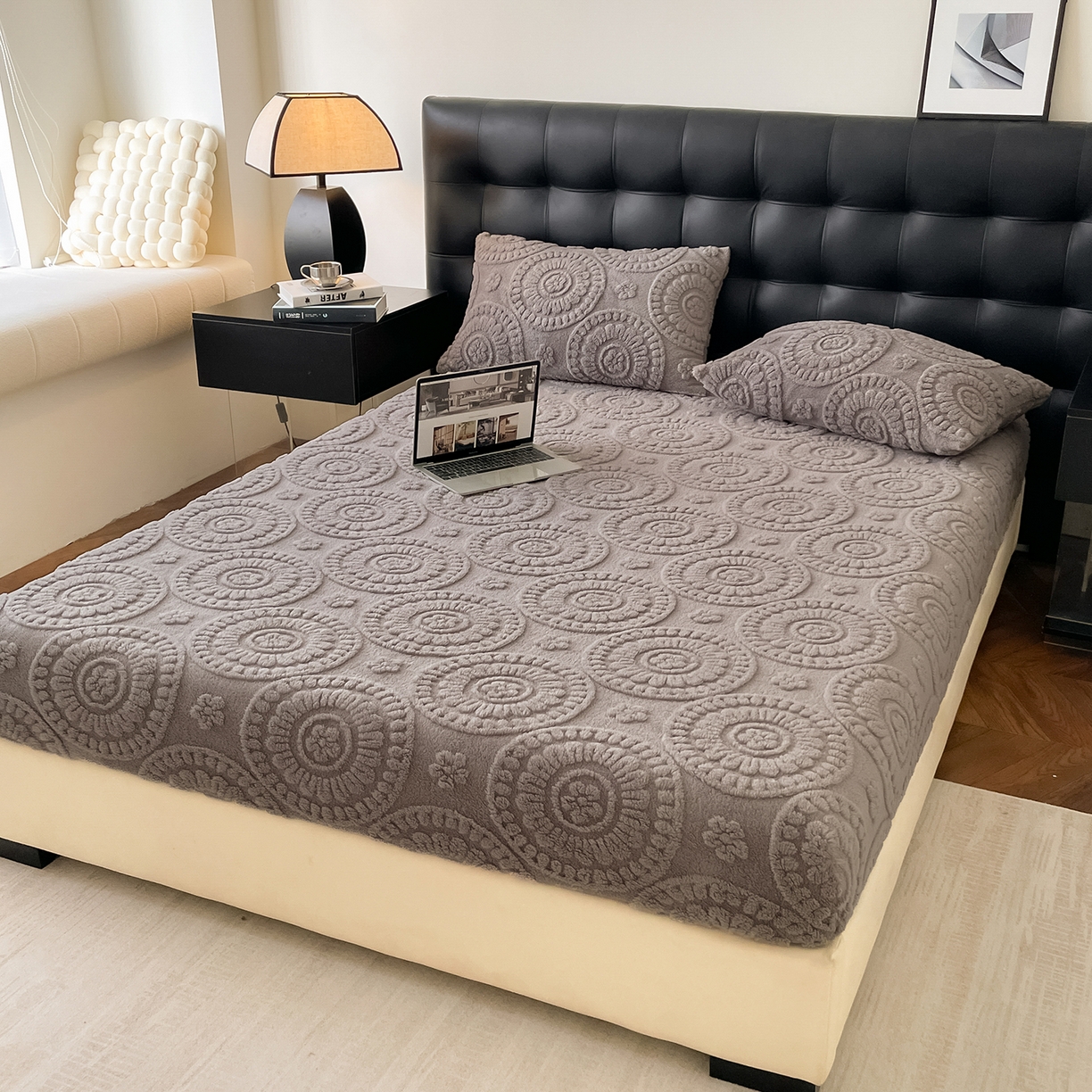 91家纺网 家纺一手货源 找家纺 乐家欣 2025新款A类塔芙绒舒棉绒床笠-花朵系列 花朵-雾灰