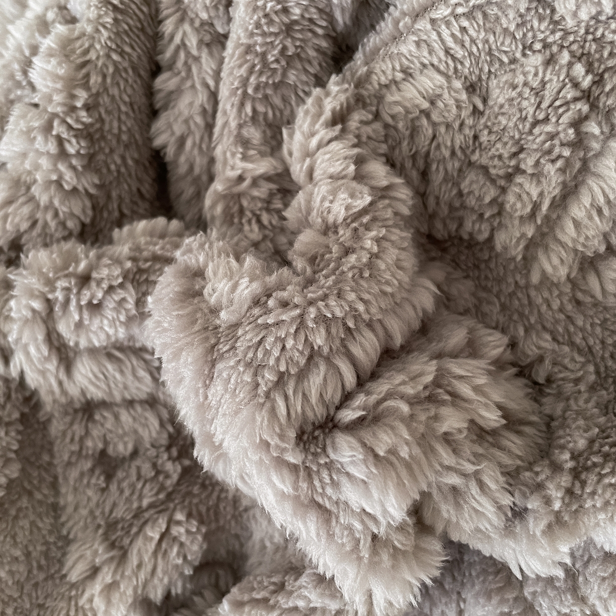 91家纺网 家纺一手货源 找家纺 乐家欣 2025新款A类塔芙绒舒棉绒床笠-花朵系列 花朵-雾灰