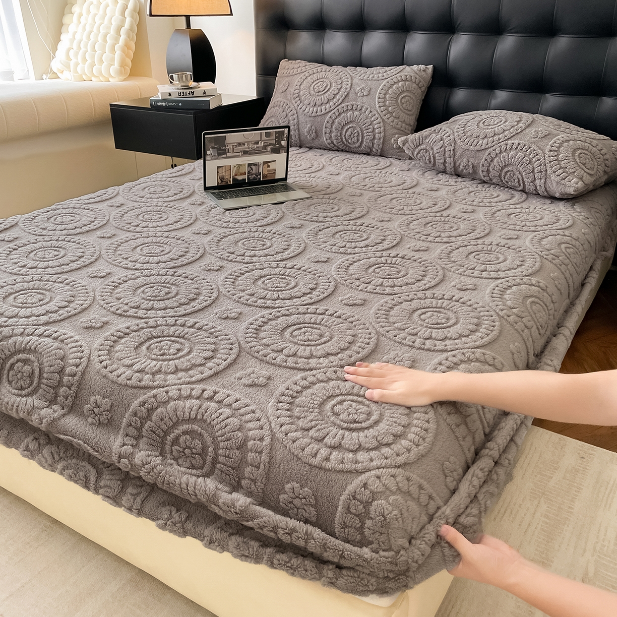 91家纺网 家纺一手货源 找家纺 乐家欣 2025新款A类塔芙绒舒棉绒床笠-花朵系列 花朵-雾灰