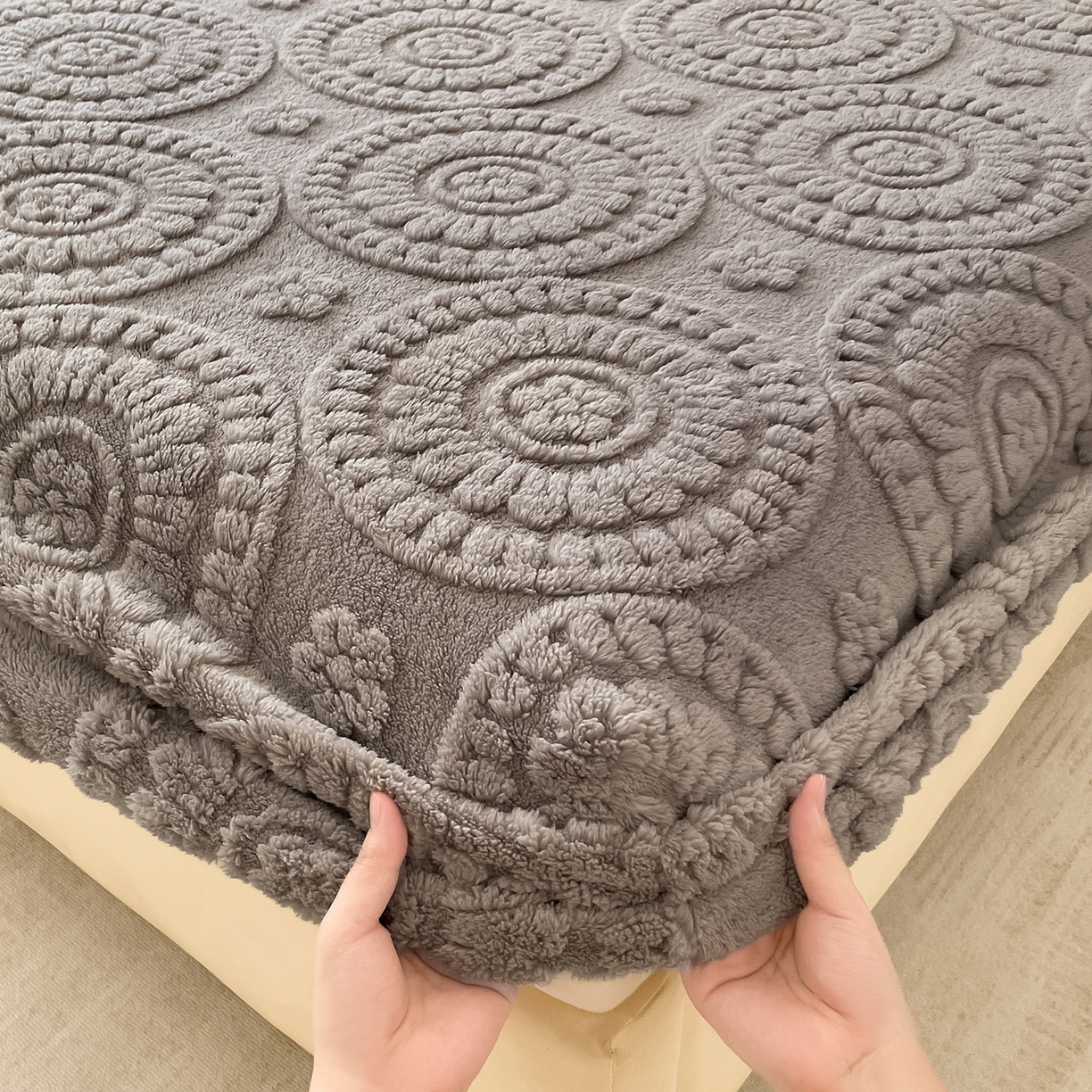 91家纺网 家纺一手货源 找家纺 乐家欣 2025新款A类塔芙绒舒棉绒床笠-花朵系列 花朵-雾灰