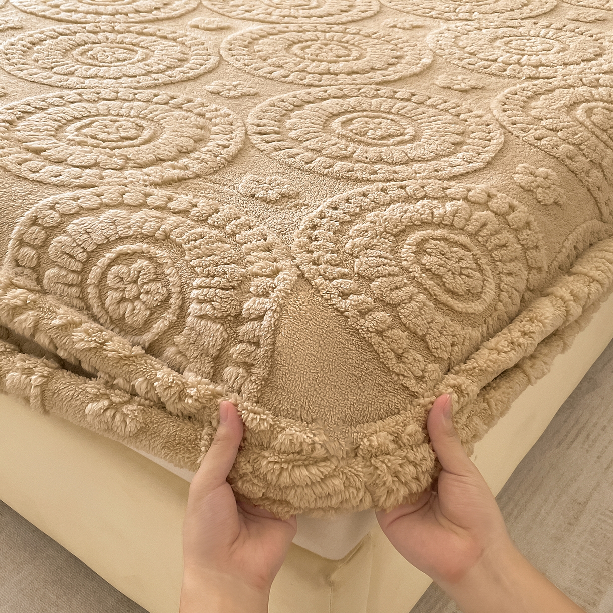 91家纺网 家纺一手货源 找家纺 乐家欣 2025新款A类塔芙绒舒棉绒床笠-花朵系列 花朵-米驼