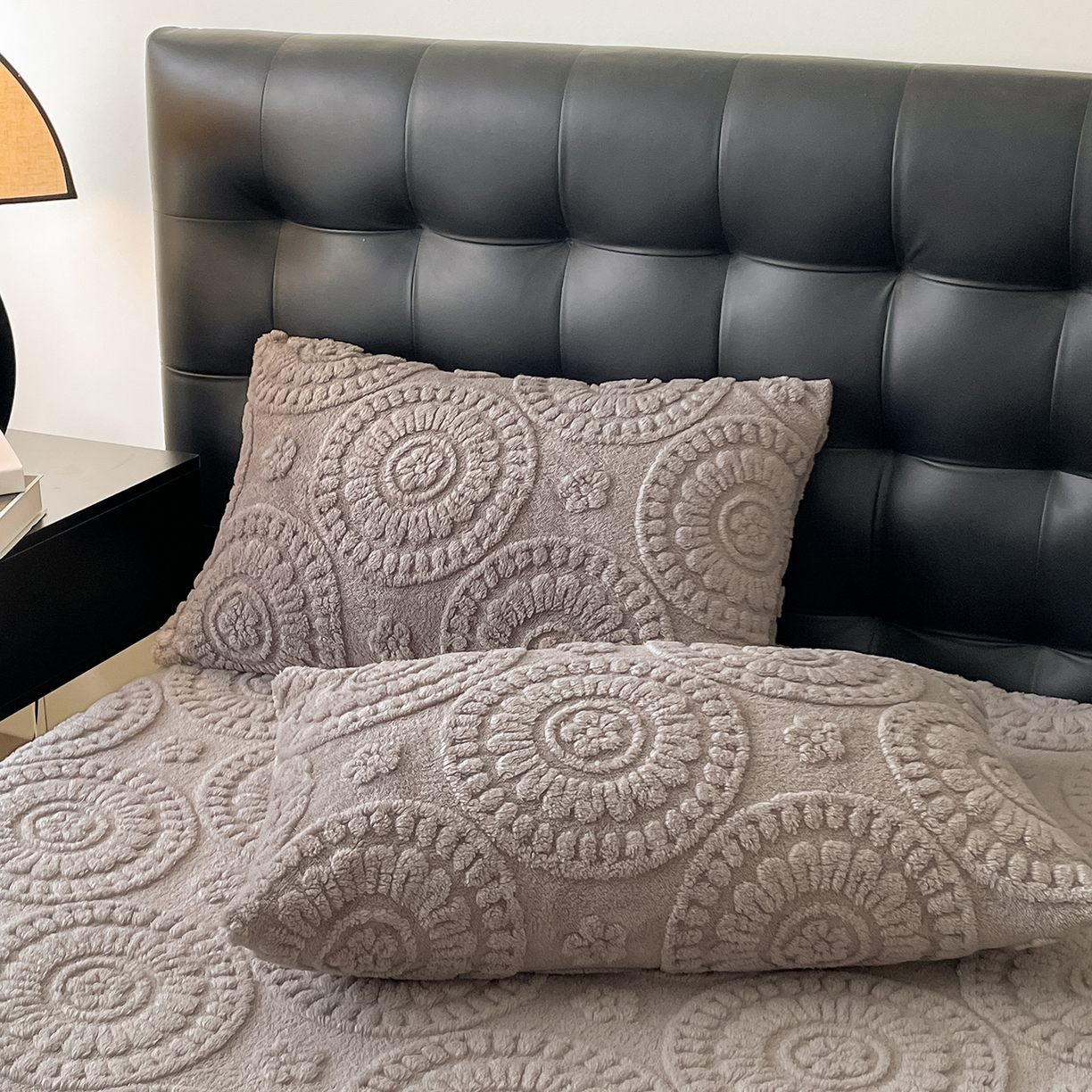 91家纺网 家纺一手货源 找家纺 乐家欣 2025新款A类塔芙绒舒棉绒床笠-花朵系列 花朵-雾灰